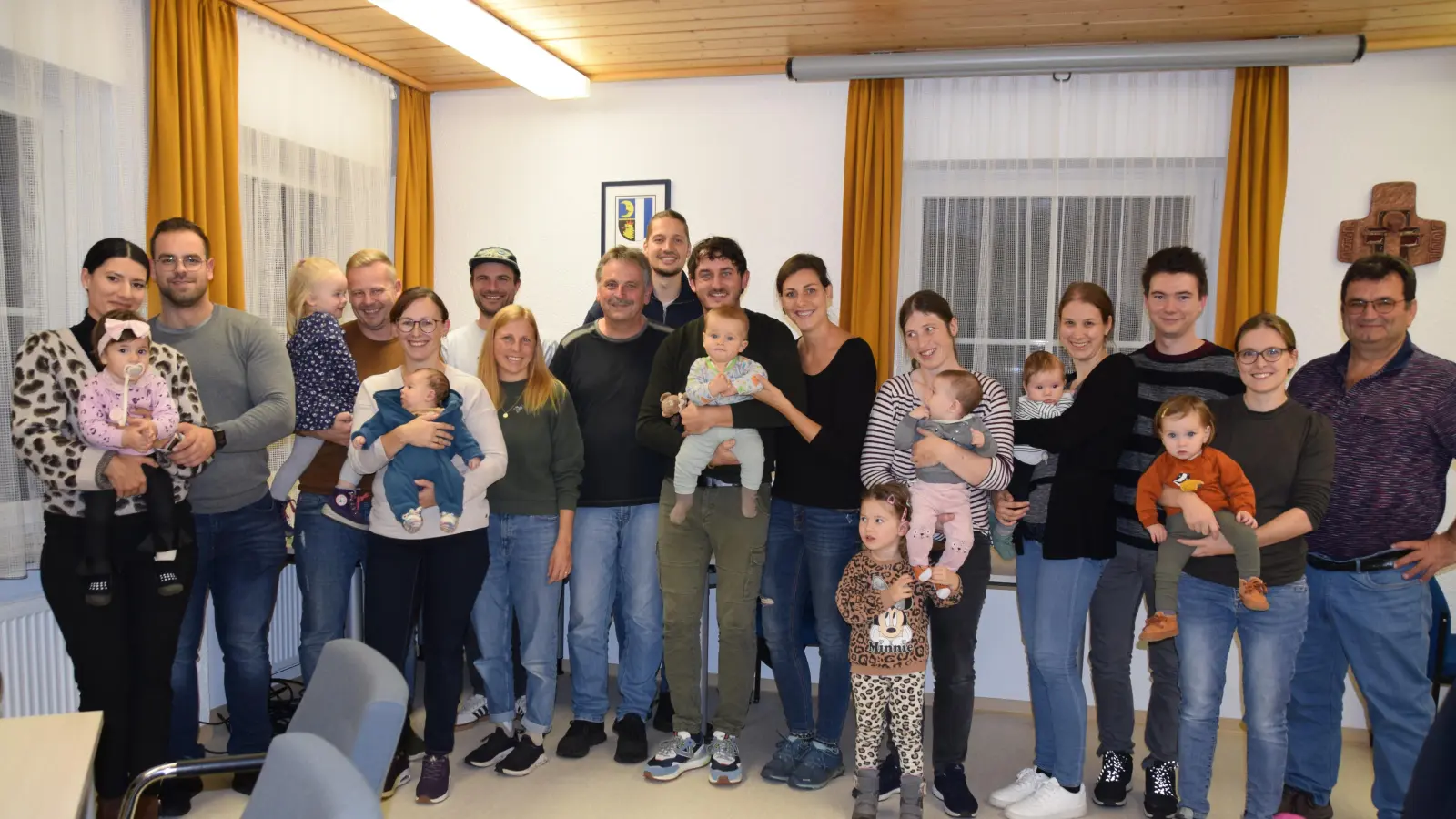 Die Neugeborenen mit den beiden Bürgermeistern Mertel und Leißner  (Bild: Raffael Kurz )