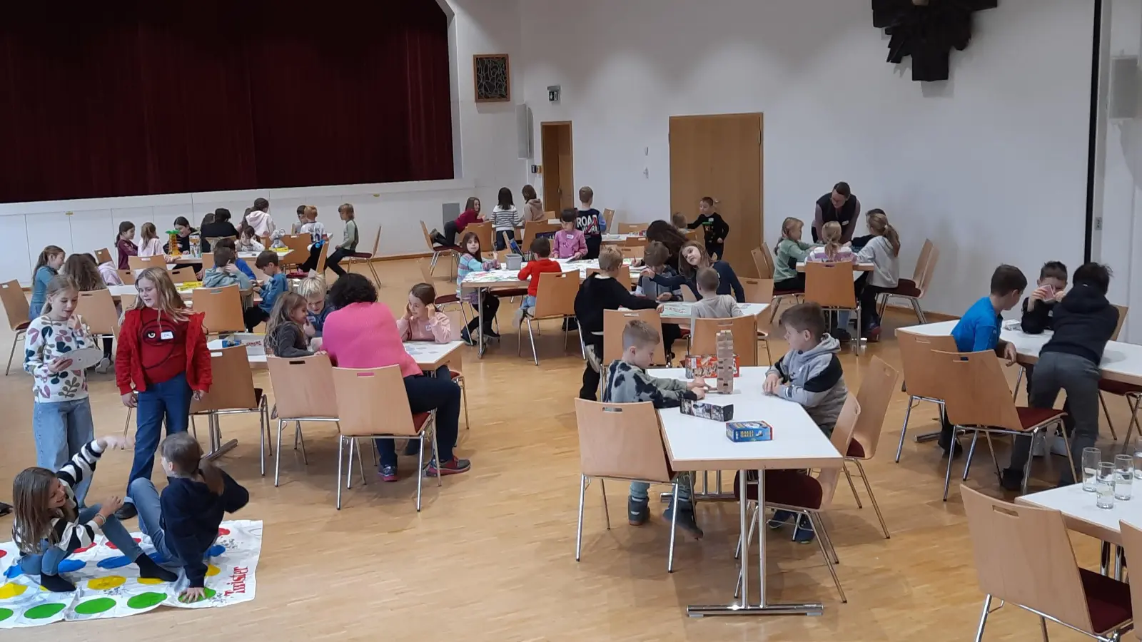 Die Kinder hatten an vielen Stationen jede Menge Spaß beim Spielevormittag im Nabburger Jugendwerk (Bild: Thomas Kern)