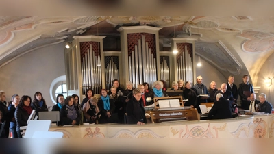 Frauenchor aus Schnaittach, Kirchenchor, Arche Musica und Kirchenband aus Floß gestalteten den Gottesdienst am Sonntag in der St. Johannes Baptista Kirche. (Bild: Fred Lehner)