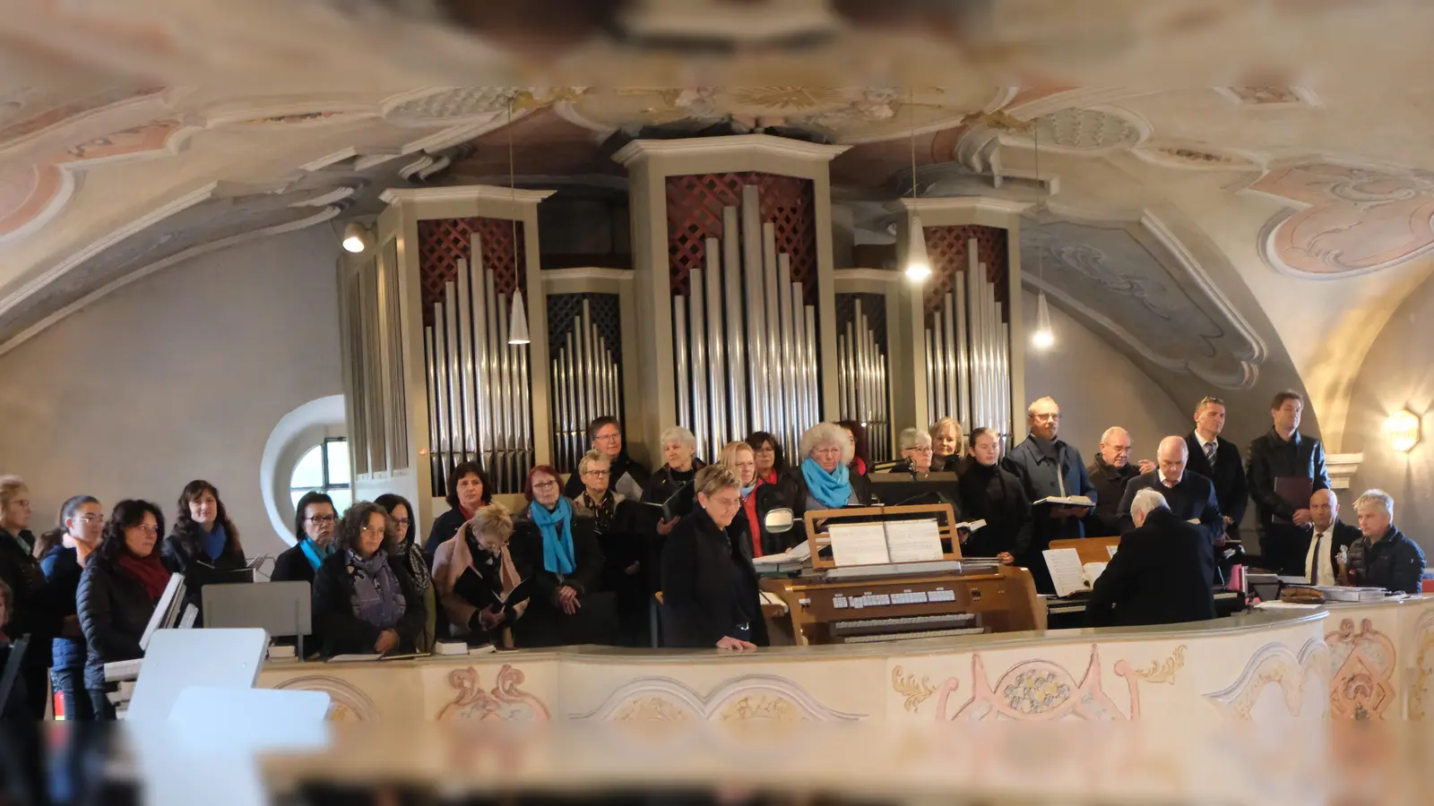 Frauenchor aus Schnaittach, Kirchenchor, Arche Musica und Kirchenband aus Floß gestalteten den Gottesdienst am Sonntag in der St. Johannes Baptista Kirche. (Bild: Fred Lehner)