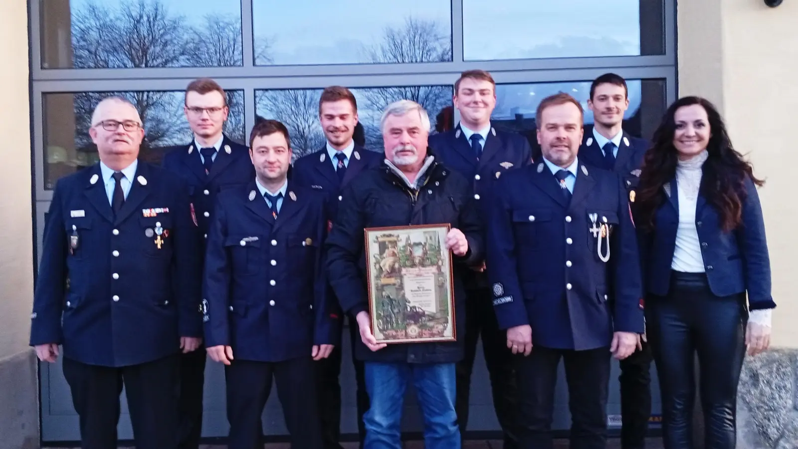 Bei der Jahreshauptversammlung gab es Ehrungen und Beförderungen. Im Bild von links Kreisbrandmeister Günther Fachtan, Kommandant Manuel Fachtan, Patrick Fachtan, Philipp Schultes, Reinhold Fachtan, Moritz Scharf, Markus Schultes, der Waldershofer Kommandant Lukas Neubauer und Bürgermeisterin Margit Bayer. (Bild: Oswald Zintl)