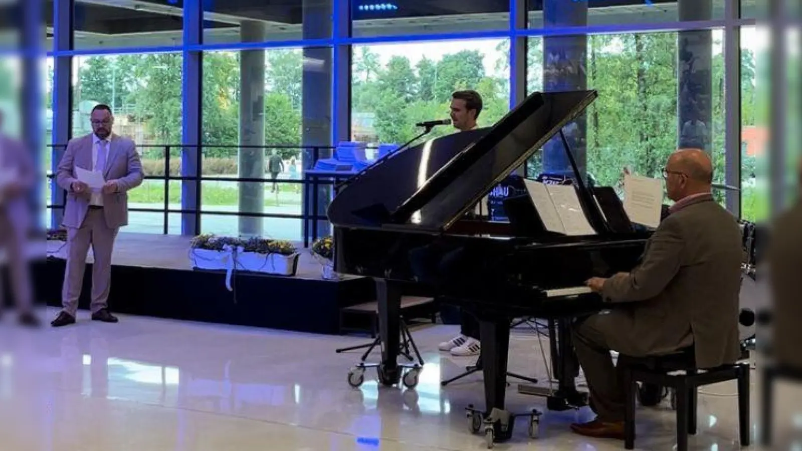 „Ein bisschen Glück liegt in eurer Zukunft“ – Mit dem eigens geschriebenen Lied „Bella, bella RTO“ verabschiedete Schulleiter Holger König seine Schülerinnen und Schüler musikalisch in einen neuen Lebensabschnitt (Bild: Alexander Licha)