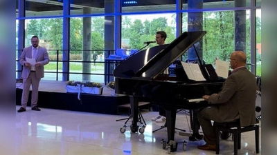 „Ein bisschen Glück liegt in eurer Zukunft“ – Mit dem eigens geschriebenen Lied „Bella, bella RTO“ verabschiedete Schulleiter Holger König seine Schülerinnen und Schüler musikalisch in einen neuen Lebensabschnitt (Bild: Alexander Licha)