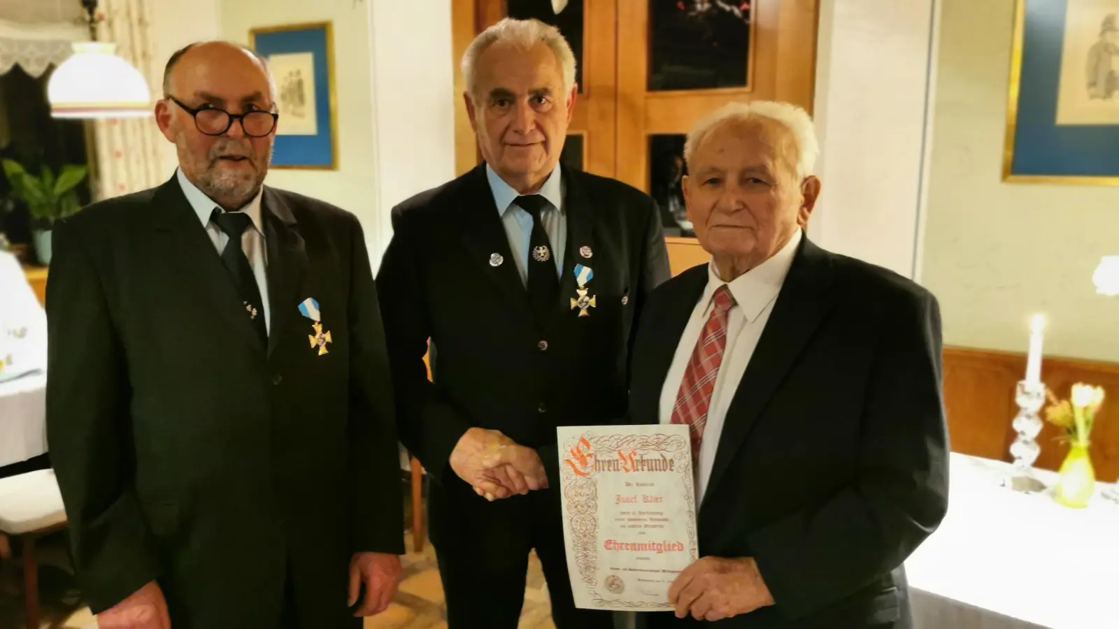 Vorsitzender Heribert Ruhland (links) ernennt Josef Klier zum Ehrenmitglied der KSK Wildeppenried, wozu Hans Hummer gratuliert. (Bild: Gertraud Portner)