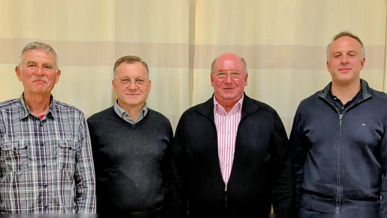 Der Konsiliumsvorstand gratuliert zur erneuten Kandidatur als Präfekt der MMC (von links) Assistent Gerhard Meier, Zentralpräses Stadtpfarrer Markus Brunner, Präfekt Michael Koller und Assistent Christoph Halmich. (Bild: Oliver Weiß)
