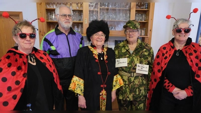 Fröhlich und heiter verbrachten die Senioren beim Klub 70 die Faschingsstunden am vergangenen Wochenende im Gemeindehaus, wie das Team mit Leiterin Manuela Presingher (rechts) zeigt. (Bild: Fred Lehner)
