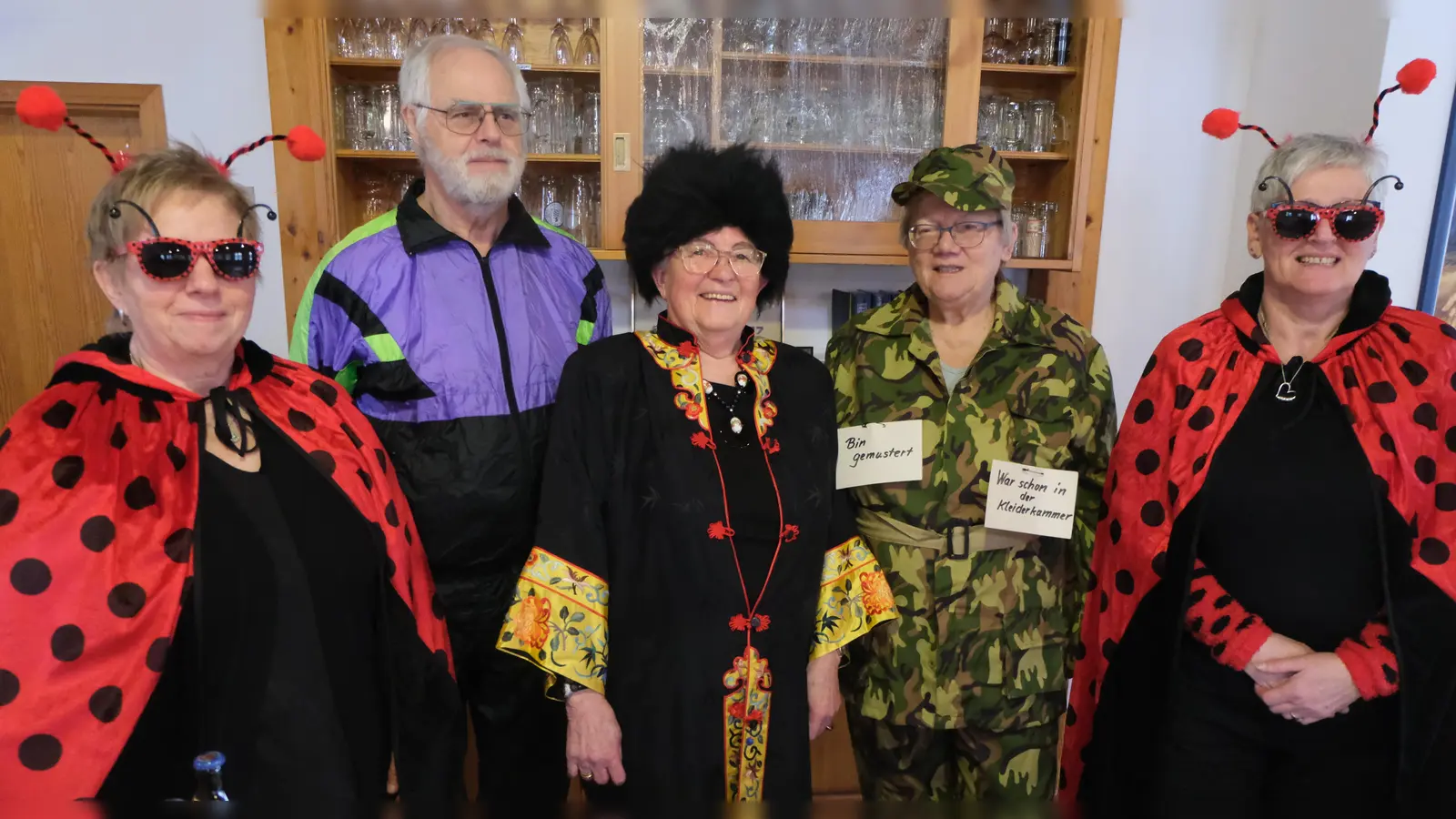 Fröhlich und heiter verbrachten die Senioren beim Klub 70 die Faschingsstunden am vergangenen Wochenende im Gemeindehaus, wie das Team mit Leiterin Manuela Presingher (rechts) zeigt. (Bild: Fred Lehner)