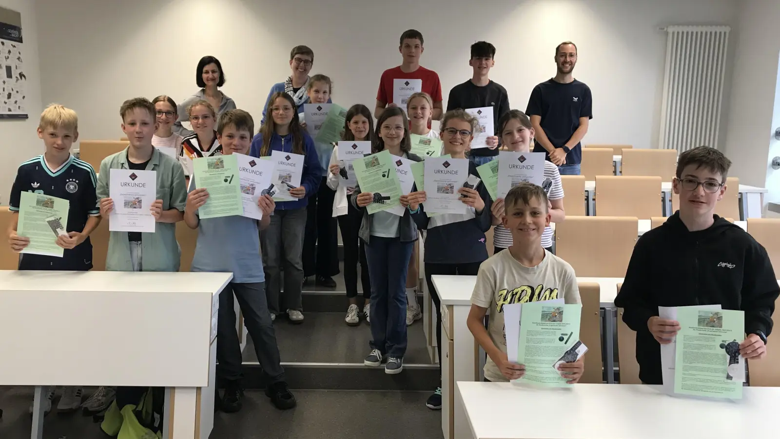 Das Foto zeigt neben den Preisträgerinnen und Preisträgern auch die Schulleiterin Dr. Anja Wiesner und die betreuenden Lehrkräfte Iris Hösl und Lukas Weitl.  (Bild: Michael Sontheim)