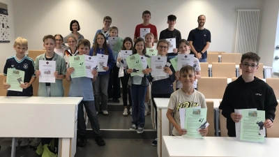 Das Foto zeigt neben den Preisträgerinnen und Preisträgern auch die Schulleiterin Dr. Anja Wiesner und die betreuenden Lehrkräfte Iris Hösl und Lukas Weitl.  (Bild: Michael Sontheim)