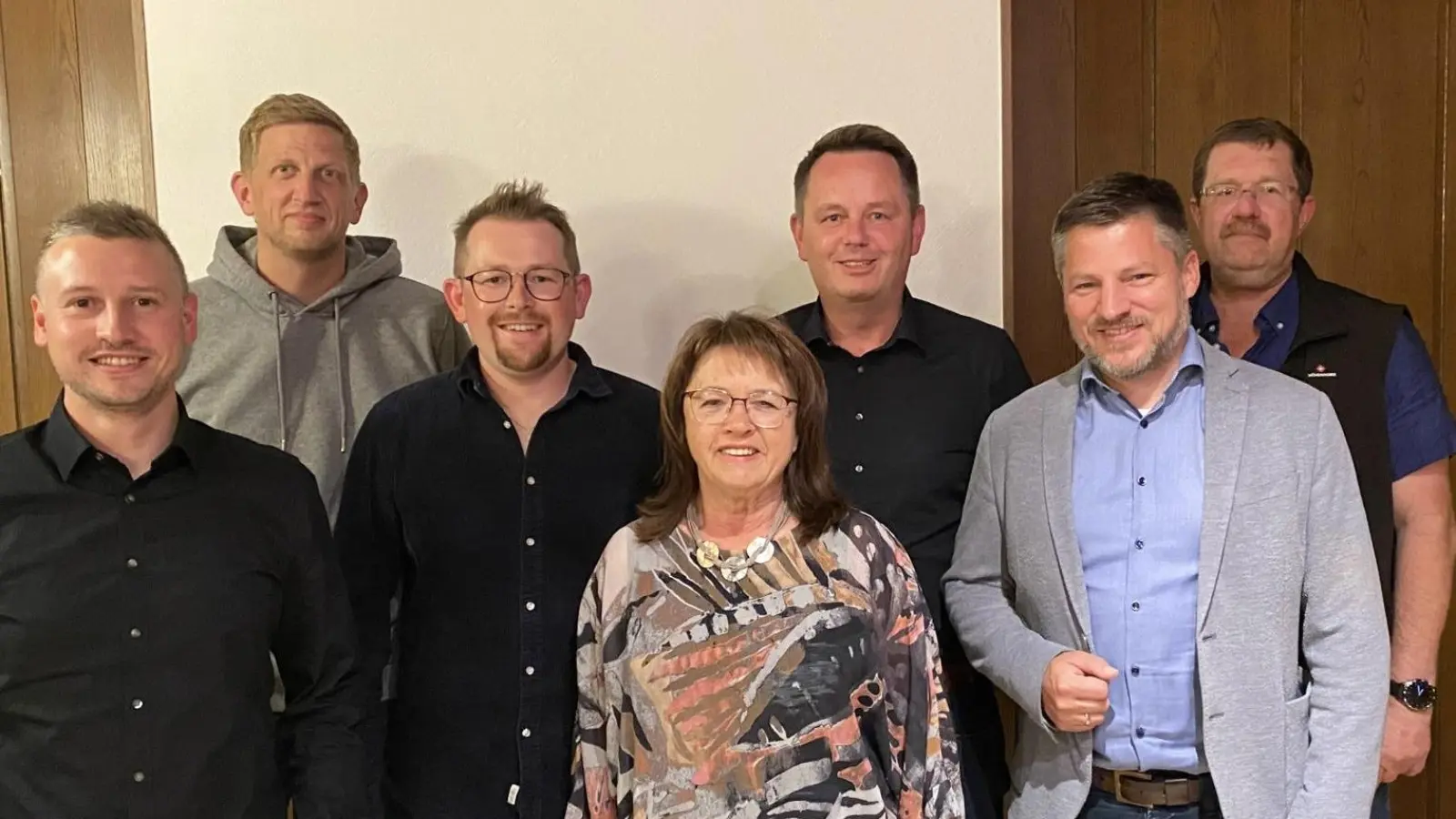 Neues Vorstandsteam von links: Christof Ries, Michael Gradl, Tobias Lang, Maria Schlögl, Florian Dotzler, Dieter Buchner, 2. von rechts Peter Neumeier, stv. Kreisvorsitzender:  (Bild: Maria Schlögl)