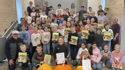 Im Bild von links: Klaus Schuster, Vorsitzender, die Klassenleitungen Verena Dietl/4a, Achim Neubauer/4b, Tanja Seidlitz/4c, Karin Gleißner/Rektorin, und in der 1. Reihe: 3. Sieger Vinzent Bernreuther, Siegerin Frieda Stiersdörfer und 2. Sieger Anton Fortelny<br> (Bild: Klaus Schuster)