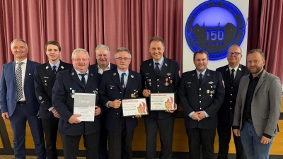 Die geehrten der Feuerwehr Holnstein mit ihrem Kommandanten, Vorstand, den Vertretern der Kreisbrandinspektion und den beiden Landtagsabgeordneten. (Bild: Jürgen Leißner)