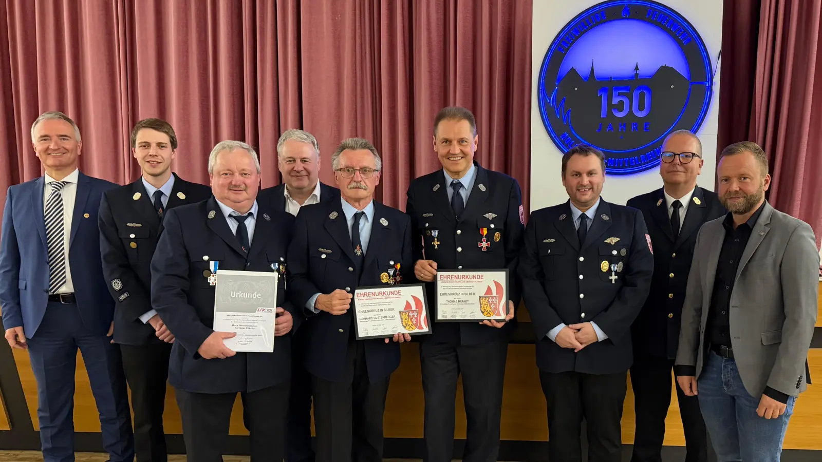 Die geehrten der Feuerwehr Holnstein mit ihrem Kommandanten, Vorstand, den Vertretern der Kreisbrandinspektion und den beiden Landtagsabgeordneten. (Bild: Jürgen Leißner)