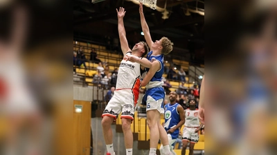 Paul Kreutzmeier (blaues Trikot) wie hier im Hinspiel in LA hatte viel zu tun (Bild: TG Landshut)