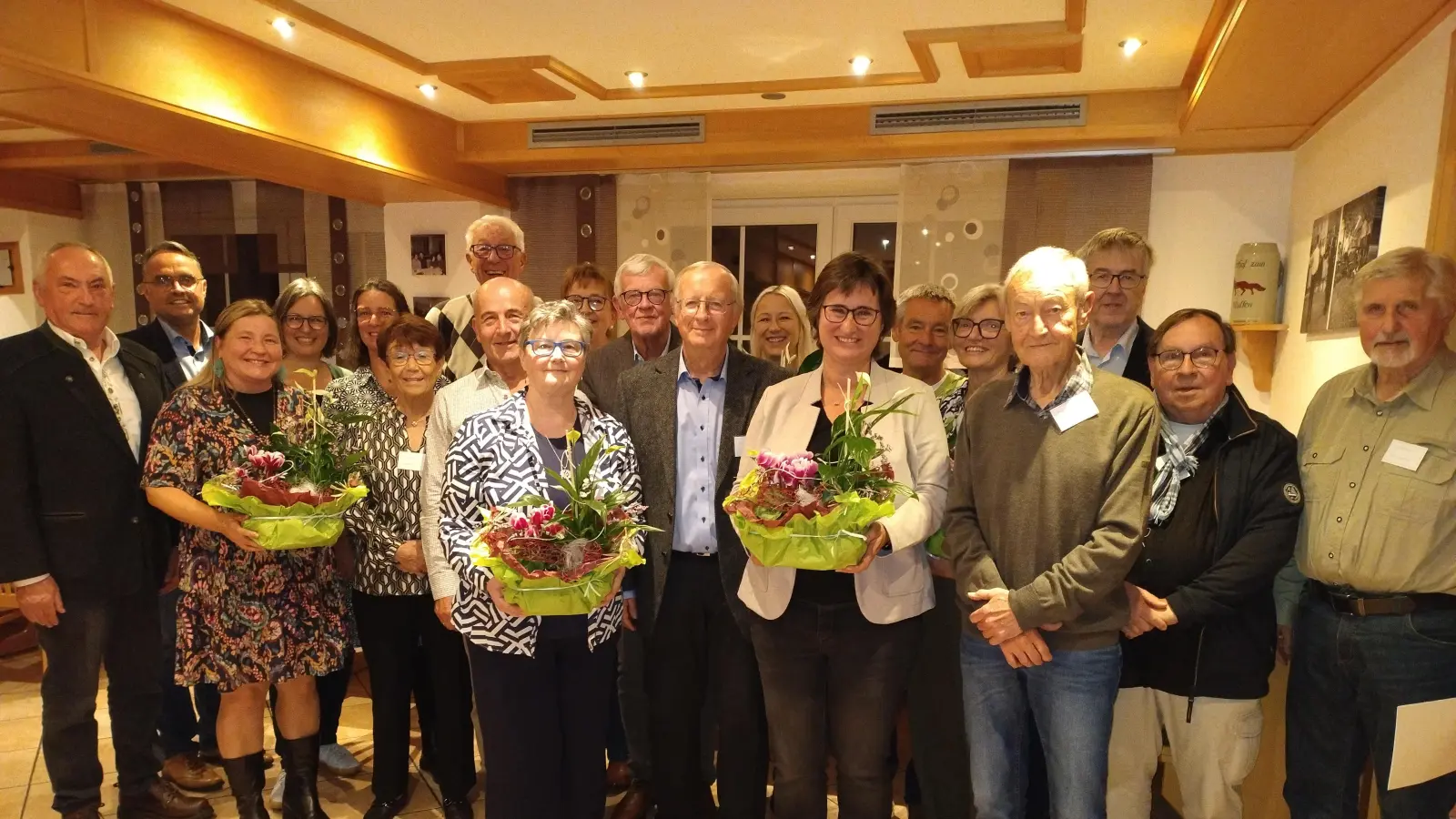 Die Geehrten des BLLV Sulzbach-Rosenberg mit dem Bezirksvorsitzenden Manuel Sennert (2. von links) (Bild: Martin Sekura)