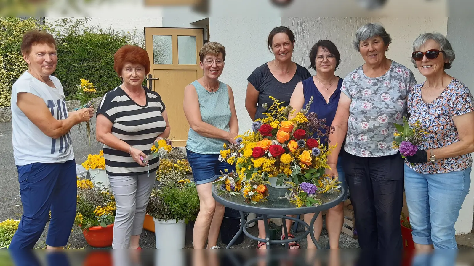 Die helfenden Hände des Frauenbundes beim Binden der Kräuterbüschel und Altargestecke. (Bild: Angelika Vogl)