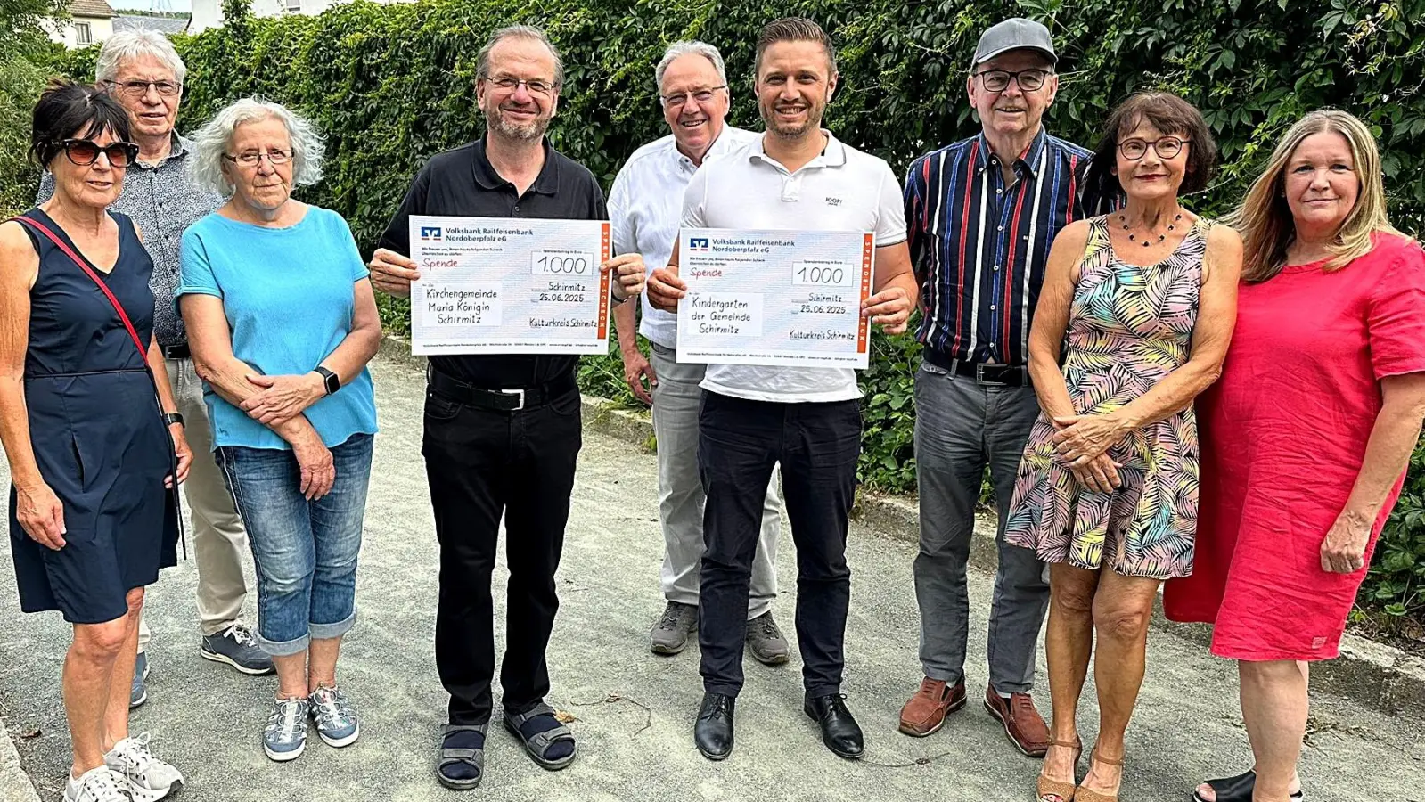 Pfarrer Thomas Stohldreier mit Scheck links und Ernst Lenk daneben dankten dem Kulturkreis für die Spende aus den Veranstaltungen in der letzten Zeit. Jeweils 1000 Euro gingen an verschiedene laufende Projekte der Kirchengemeinde und dem gemeindlichen Kindergarten. (Bild: Franz Hermann Beckmann)