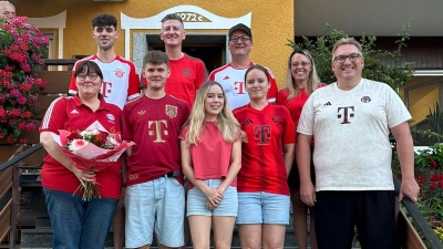 Neue Vorstandschaft von Links, Andrea Friedrich, Sebastian Scharf, Clemens Heldrich, Daniel Rhein, Sophie Kopp, Andreas Schöpf, Nadine Schöpf, Jennifer Kopp, Patrick Kopp (Bild: Patrick Kopp)