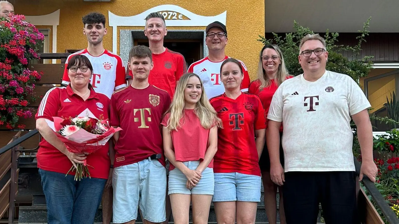 Neue Vorstandschaft von Links, Andrea Friedrich, Sebastian Scharf, Clemens Heldrich, Daniel Rhein, Sophie Kopp, Andreas Schöpf, Nadine Schöpf, Jennifer Kopp, Patrick Kopp (Bild: Patrick Kopp)
