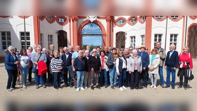 Die VdK-Reisegruppe vor dem Schloss Seehof&nbsp;in&nbsp;Memmelsdorf. (Bild: Gisela Erl)