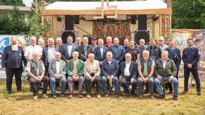 Die für langjährige Treue geehrten Mitglieder mit Vorständen und Kommandant. (Bild: Christian Kohl)