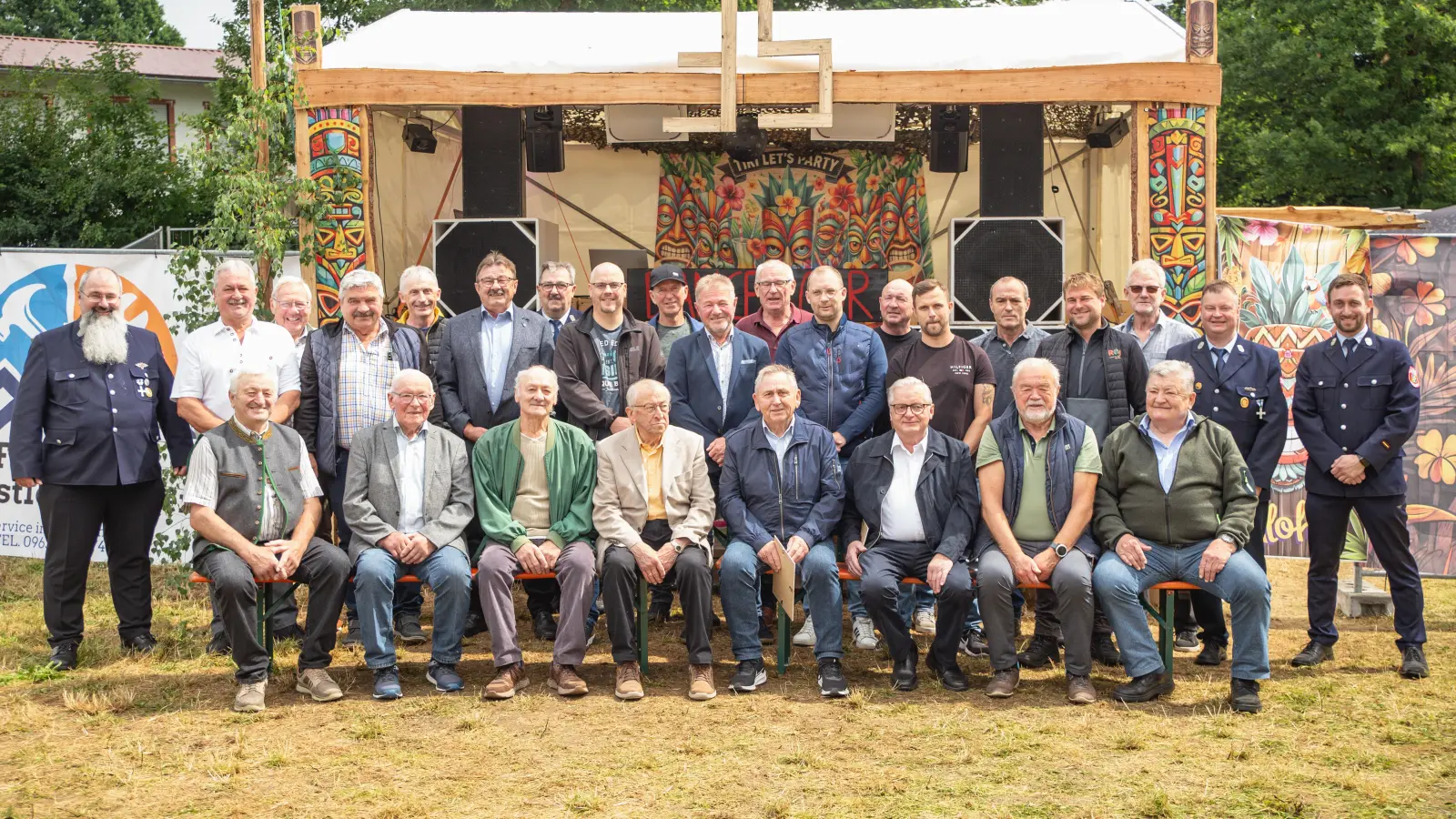 Die für langjährige Treue geehrten Mitglieder mit Vorständen und Kommandant. (Bild: Christian Kohl)