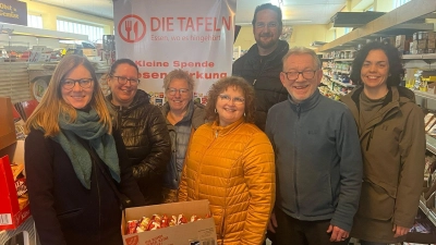 von links MDL Nicole Bäumler, SPD-Ortsvorsitzende Andrea Egner, Ingrid Schell,<br>Vorsitzende SPD-Frauen Birgit Vogel, 2. Bürgermeister Holger Bannert, Günther Regn und Pamela<br>Wünsche freuen sich über die große Hilfsbereitschaft (Bild: Barbara Bannert)