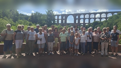 Der Ausflug führte die Siedlergemeinschaft unter der Organisation der 1. Vorsitzenden Erna Ulrich (vierte von rechts) auch zur bekannten Göltzschtalbrücke (Bild: Stefanie Kramer)