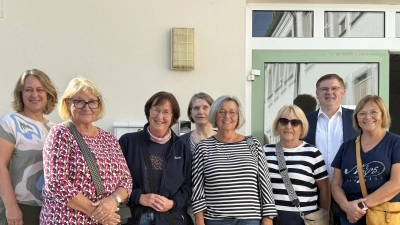 Bildunterschrift: An der Schule Windischeschenbach v.l.n.r. Doris Enzmann (Koordinatorin vor Ort), Gisela Bauer, Ingrid Stangl, Ute-Dagmar Jaschke, Christine Wolf, Christine Schneider, Holger Popp (Rektor), Renate Fröhlich. (Nicht auf dem Bild: Martina Plan, Christine Smith.) (Bild: Dr. Knut Thielsen)
