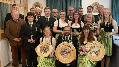Vorne sitzend v. l.: Jungendkönigin Nele Heinrich, Schützenkönig Günther Rumpler, Schützenliesl Michaela Schäffer; Stehend v. l.: Dr. Ulrich Schmid, Markus Schäffer, Jakob Rumpler, Wolfgang Schadl, Alfred Schadl, Andreas Heinrich, Willibald Donhauser, Katharina Biehler, Anton Heldmann, Johanna Fruth, Stefan Schadl, Daniela Rumpler, Artur Nazarov, Franz Fruth, Simone Heldmann (Bild: Patrizia Schäffer)