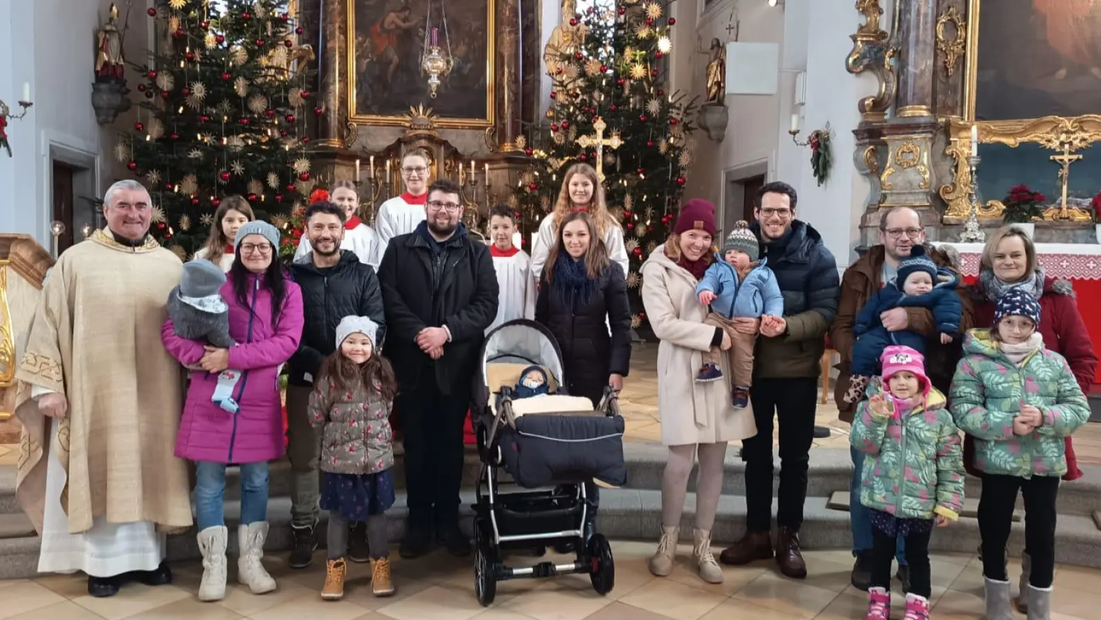 Beim Taufgedächtnisgottesdienst in Oberviechtach erhielten die Täuflinge gemeinsam mit ihren Familien den Segen von Dekan und Stadtpfarrer Alfons Kaufmann. (Bild: Anita Niebauer)