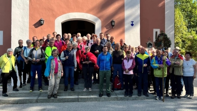 Ein Erinnerungsfoto vor der Wallfahrtskirche mit dem langjährigen Pilgerführer Manfred Baldauf (mit Votivkreuz). (Bild: Sebastian Koller)