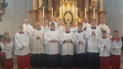 Gruppenbild mit Alumen des Priesterseminars St. Wolfgang in Regensburg, H. H. Regens Dr. Daniel Stark, (2. Reihe, 1. v. l.), den fünf Alumnen (1. Reihe in der Mitte), sowie H. H. Stadtpfarrer Thomas Kopp (2. Reihe, 1. v. r.) (Bild: Claudia Stöckl)