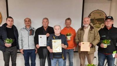 Geehrte und neu gewählte Mitglieder. Von links nach rechts Pusilo Elvis, Johann Piehler 1.Vorsitzender, Felser Uwe 10Jahre, Kubocz Manfred 30Jahre, Irler Hans-Peter, Walder Wolfgang 50 Jahre, Wagner Raimund. (Bild: Andrea Hierreth )