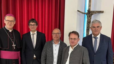 Von links nach rechts: Hwst. H. Weihbischof Dr. Josef Graf, Bürgermeister Uli Münchmeier, Kurchenpfleger Werner Hanauer, Dekan Alexander Hösl, PGR-Sprecher Dr. Manfred Bauer (Bild: Josef Meier)