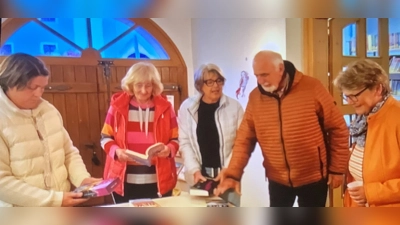 Besucher bei der Präsentation neuer Büche in der Stadt- und Pfarrbücherei.  (Bild: Ursula Anzer)