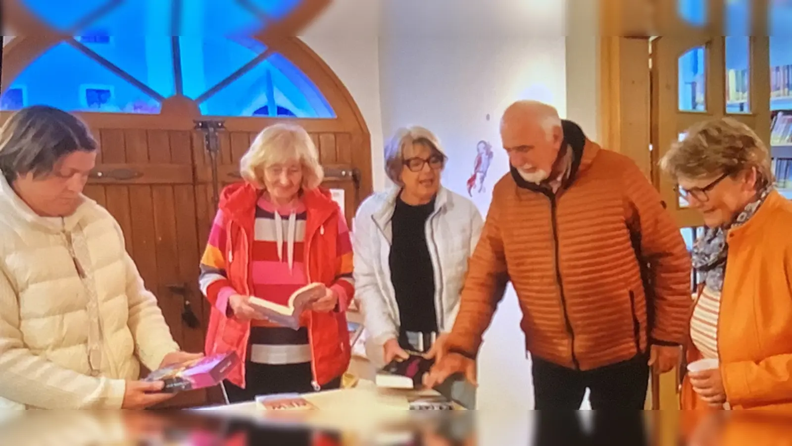 Besucher bei der Präsentation neuer Büche in der Stadt- und Pfarrbücherei.  (Bild: Ursula Anzer)