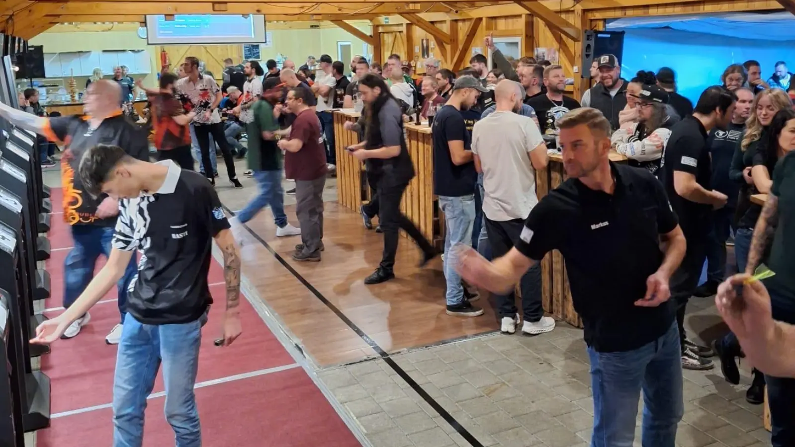 Auf 10 Automaten kämpften 110 Teilnehmer um den Titel Darts Night Champion 2025.  (Bild: Thomas Fritsch)