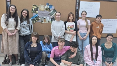 Lehramtsanwärterin Isa Bojko (rechts) mit Schülerinnen und Schülern der 8. Klasse, die sich im Unterricht mit dem Wirken von Pfarrer Kramer beschäftigt haben. (Bild: Michaela Bergmann)