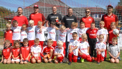 Top vorbereitet geht der Fußballnachwuchs des SV Schmidmühlen in die neue Saison. (Bild: Josef Popp)