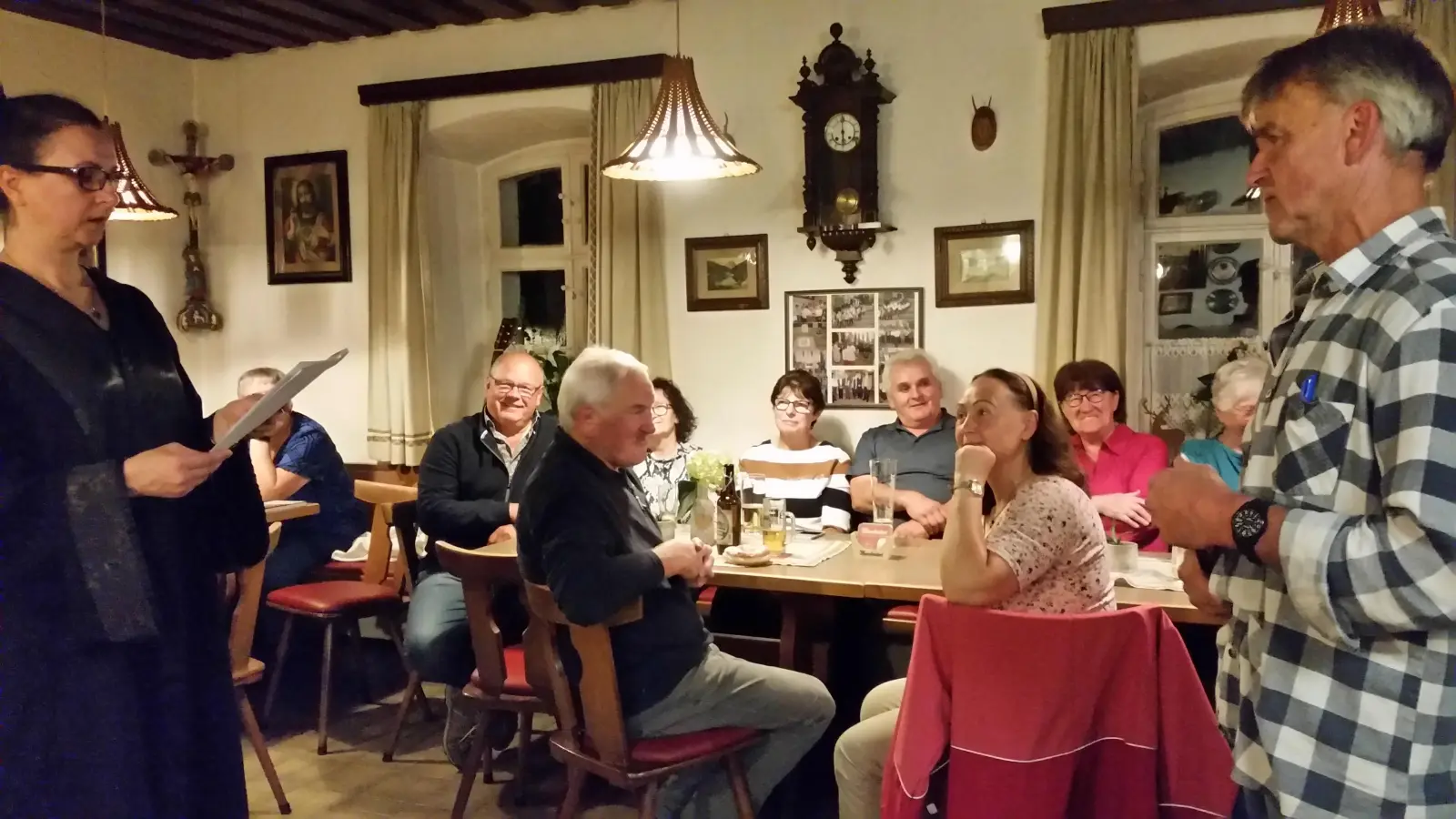 Ein Stummer ( Richard Reger) wird verhört. vom Richter (Maria Hierold). Nicht auf dem Bild der Polizist (Andreas Hofmeister) (Bild: Helene Rolle)
