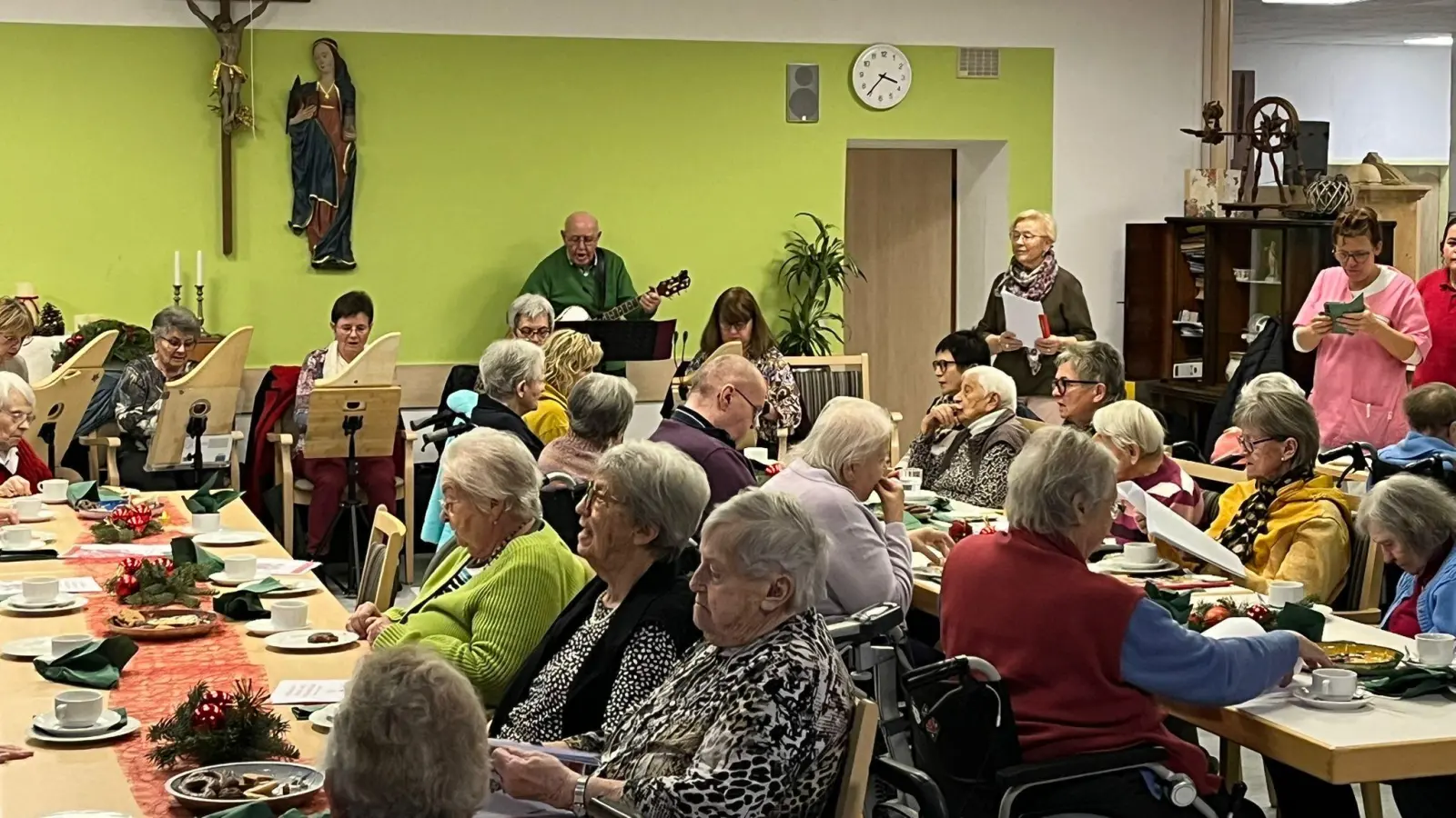 Die Initiative MEINE e.V. mit den Veeharfen und den Senioren des St. Barbara Heimes (Bild: Christian Nerlich)