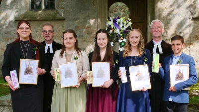 Die Konfis vor der Plößberger Kirche mit Pfarrer Römischer (rechts) und Pfarrer Weber (links). (Bild: Horst Bauer)