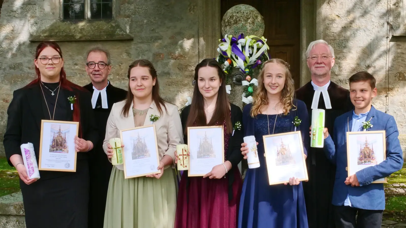 Die Konfis vor der Plößberger Kirche mit Pfarrer Römischer (rechts) und Pfarrer Weber (links). (Bild: Horst Bauer)