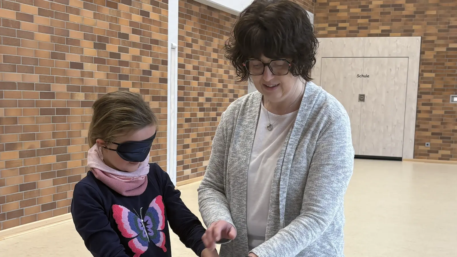 So schenken sich blinde Menschen ein Glas ein. (Bild: Lisa Saradeth)