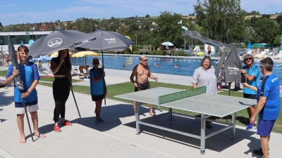 Die ersten Badegäste nutzten die neue Tischtennisanlage. Sie ist Teil der Spenden an das Freibad, welche unter anderem von Pia Bayer vom Vilstal Gym (2.v.l.) und den Goaslandlern mit deren Chefin Franziska Haas-Würz (3.v.r.) stammen. Vom Freibadteam freuen sich Bademeister Max Wagner (2.v.r.) und Dagmar Gabert (3.v.l.). (Bild: Michael Rabenhofer)