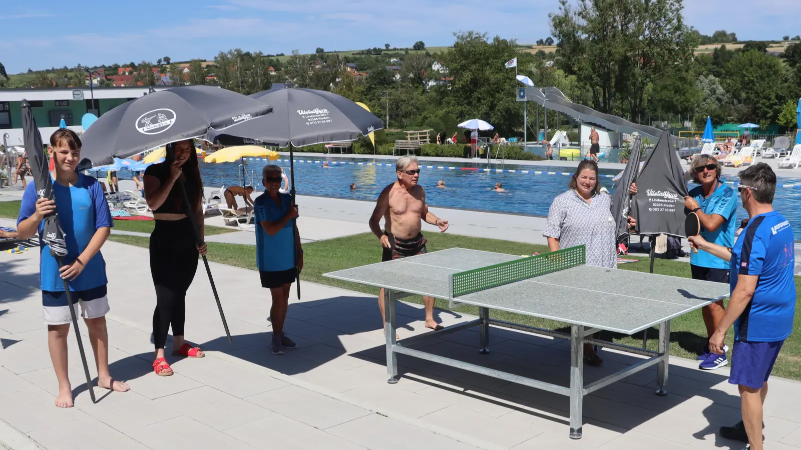 Die ersten Badegäste nutzten die neue Tischtennisanlage. Sie ist Teil der Spenden an das Freibad, welche unter anderem von Pia Bayer vom Vilstal Gym (2.v.l.) und den Goaslandlern mit deren Chefin Franziska Haas-Würz (3.v.r.) stammen. Vom Freibadteam freuen sich Bademeister Max Wagner (2.v.r.) und Dagmar Gabert (3.v.l.). (Bild: Michael Rabenhofer)