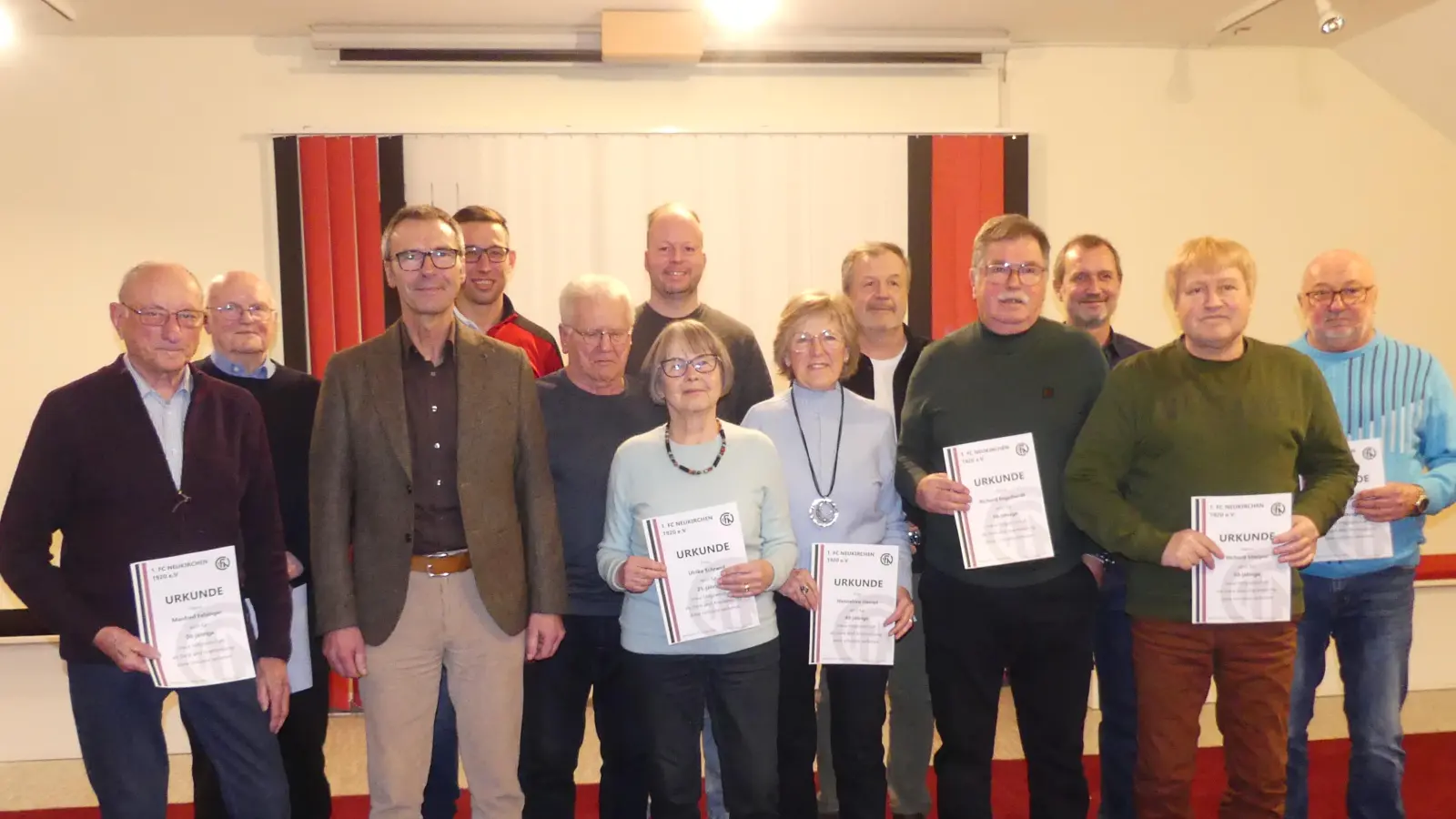 Bis zu 70 Jahre Vereinstreue: Die Geehrten des FCN. (Bild: Michael Rattai)