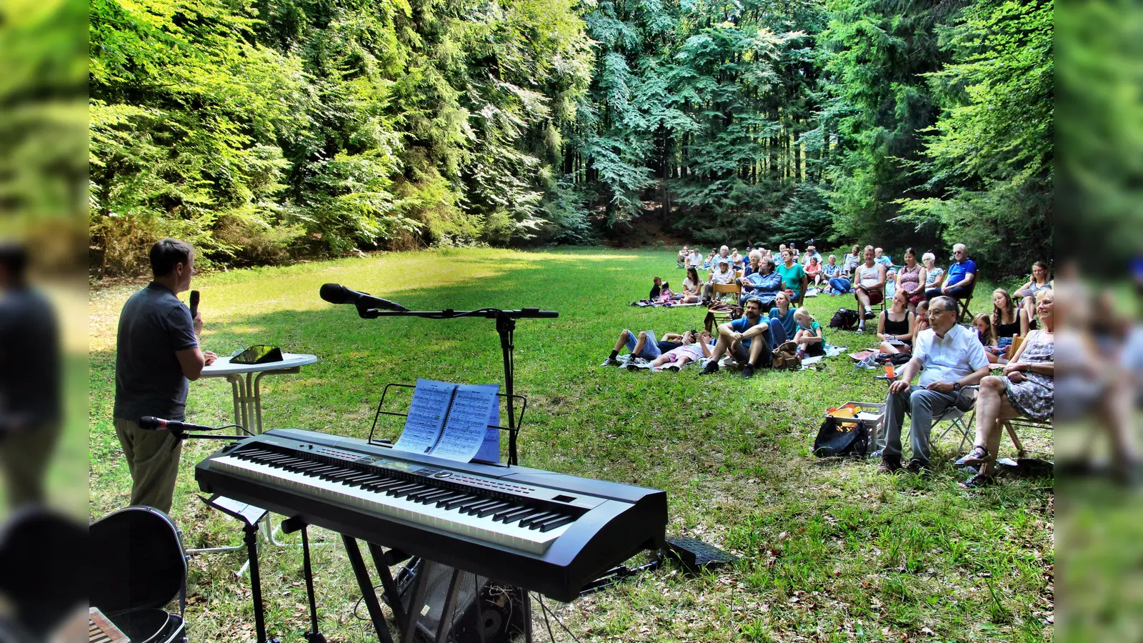 Die Hanglage der Wiese, eingerahmt vom Mischwald, dient seit rund 70 Jahren als Waldbühne für den traditionellen Gottesdienst im Freien der Landeskirchlichen Gemeinschaft Hersbruck.  (Bild: Leonhard Ehras)
