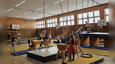 Der Indoorspielplatz bot reichlich Gelegenheit zum Hüpfen, Laufen, Klettern, Balancieren und Schwingen. (Bild: Karl Ziegler)